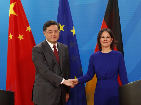 Menteri Luar Negeri Annalena Baerbock bertemu dengan Chen Gang di Berlin pada bulan Mei.  Tidak lama kemudian, dia diberhentikan tanpa komentar dari pimpinan partai Tiongkok.