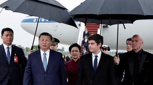 Empfang im Regen. Frankreichs Premier Gabriel Attal (2. v.r.) begrüßt in Paris den chinesischen Staatspräsidenten Xi Jinping (2. v.l.). 