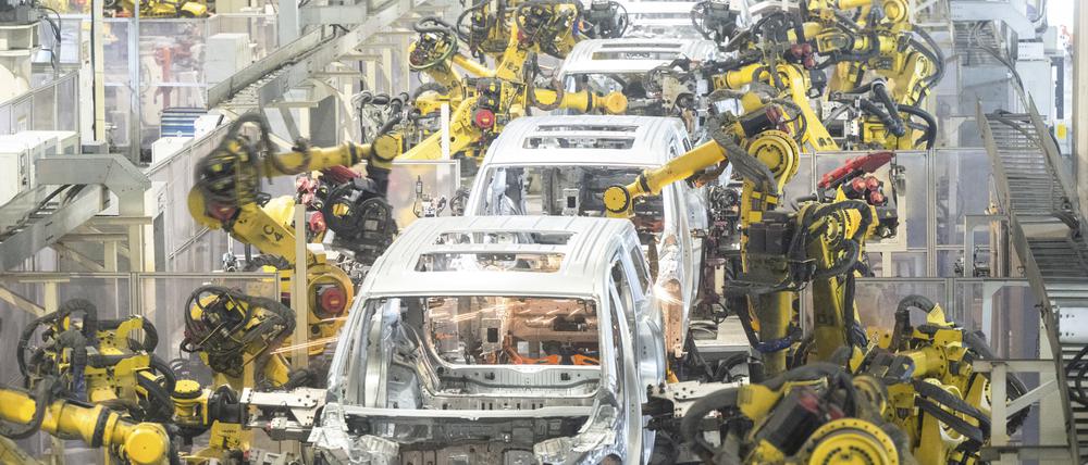 Roboter arbeiten in einer Schweißwerkstatt von Voyah, einer chinesischen Elektroautomarke, in Wuhan in der zentralchinesischen Provinz Hubei.