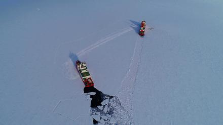 Chinas Eisbrecher „Schneedrache“ und „Schneedrache 2“ sind in der Nähe der Zhongshan-Station in der Antarktis im Einsatz.