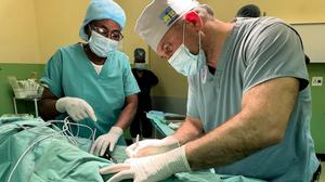 Der Chirurg und Berliner Oberarzt Movsar Borshchigov bei einer Operation.