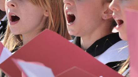 Kinder singen im Chor. 