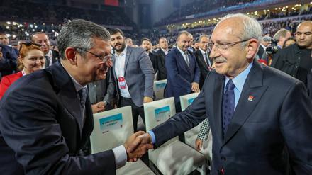 Kemal Kilicdaroglu schüttelt seinem Nachfolger Özgür Özel die Hand.