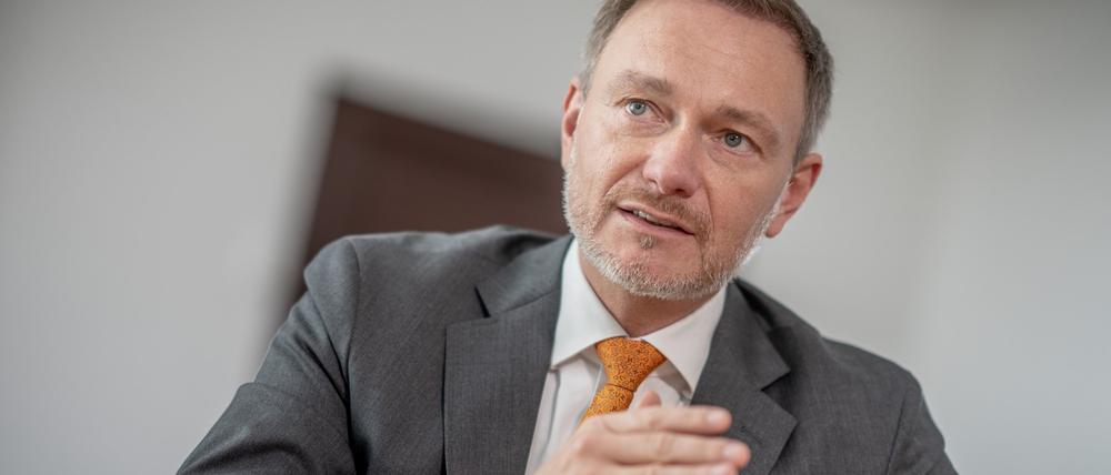 Christian Lindner (FDP), Bundesminister der Finanzen, holt zur Kritik an Kommissionspräsidentin von der Leyen aus.