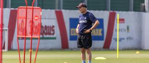 Christian Streich, Cheftrainer des SC Freiburg, setzt auch in dieser Saison auf das bewährte Erfolgsrezept: Bescheiden bleiben und arbeiten. 
