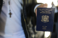 Ein syrischer Flüchtling zeigt seinen neuen Reisepass.
