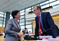 Thüringens damalige Ministerpräsidentin Christine Lieberknecht (CDU) begrüßt den damaligen Fraktionschef der Linken, Bodo Ramelow, im Thüringer Landtag.