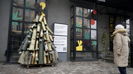 Weihnachtsgrauen. Eine Installation aus Geschützhülsen in Kyjiw.