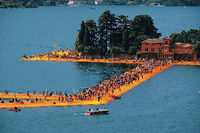 Von Mitte Juni bis zum 3. Juli konnten die Besucher auf dem obernitalienischen See Lago d'Iseo über Christos "Floating Piers" laufen.