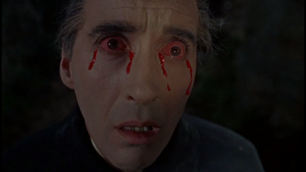 In „Draculas Rückkehr“ weint der Vampir, gespielt von Christopher Lee, blutige Tränen.