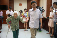 Klage gegen Tochter gewonnen. Die 77-jährige Chu im Gericht.