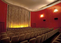 Goldgelb leuchtet der Saal am Ku-Damm 211, in dem Filme wie "Ziemlich beste Freunde" oder "Mademoiselle Populaire" ihre Deutschlandpremiere feierten.