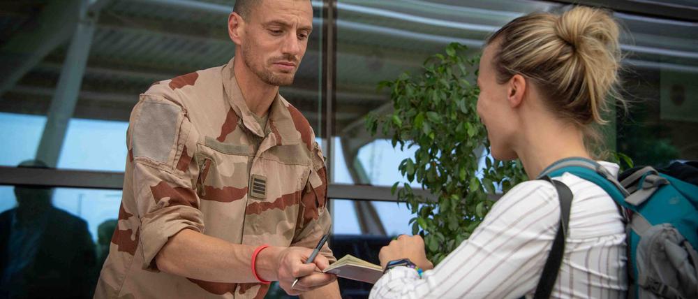 Ein französischer Soldat am Diori-Hamani-Flughafen der nigrischen Hauptstadt Niamey registriert europäische Staatsangehörige, die außer Landes gebracht werden wollen.