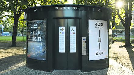 Die Sonne geht am 09.08.2017 in Berlin hinter einer «City Toilette», die von der Firma Wall betrieben wird, auf. Der Senat hat den Vertrag mit dem langjährigen Betreiber der stillen Örtchen gekündigt. Foto: Paul Zinken/dpa +++(c) dpa - Bildfunk+++ | Verwendung weltweit