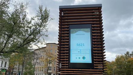 Im Zeitraum vom 28. Juli bis 31. Oktober 2023 wurde in Kreuzberg an der Admiralbrücke ein Modellprojekt zum stadtverträglichen Tourismus durchgeführt. Der City Tree Lärmomat soll Feiernde zur Ruhe mahnen und die Luft filtern.