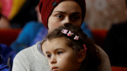Nach der Evakuation aus Bachmut. Yelena Vyacheslavskaya und ihre siebenjährige Tochter Kira in Shakhtarsk in der russisch besetzten Region Donezk.