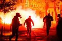 Demonstranten und explodierende Molotov-Cocktail in Athen.