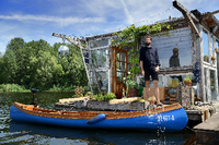 Claudius Schulze hat in der Rummelsburger Bucht ein Hausboot mit Atelier.