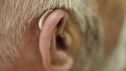 Hörgeräte gelten mitunter als Stigma, doch neue Geräte sind kaum noch sichtbar.