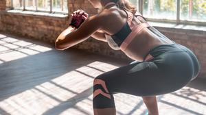 Squats, also tiefe Kniebeugen, sind eine beliebte Übung beim Training für den Po.