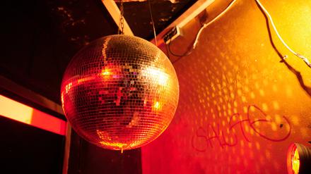Während eines Rundgangs durch die Berliner Clubkultur leuchtet eine Diskokugel im Club „Golden Gate“.