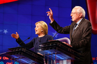 Die demokratischen US-Präsidentschaftsbewerber Hillary Clinton (links) und Bernie Sanders