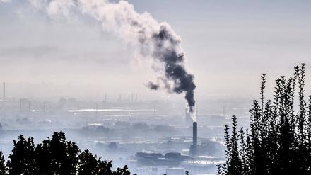 In Europa wird ein leichter Rückgang der Emissionen aus fossilen Energien von 0,8 Prozent erwartet. Hier qualmende Schornsteine in der französischen Stadt Lyon.