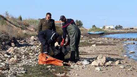 In Sfax in Tunesien wird die Leiche eines weiteren ertrunkenen Migranten geborgen.
