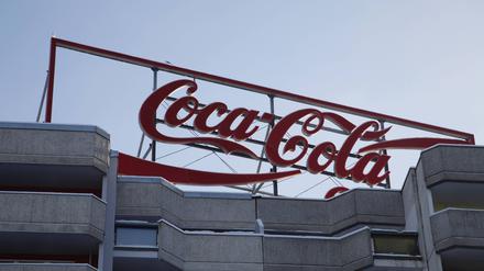 coca cola reklame auf wohnhaus in berlin mitte