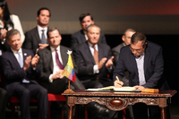 Farc-Kommandeur Rodrigo „Timochenko“ Londoño unterzeichnet den veränderten Friedensvertrag in Bogota.