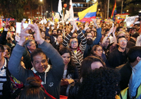 Menschen in Bogota freuen sich über den Vertrag zur Beilegung der Konflikte zwischen Regierung und Farc-Rebellen.