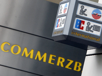 Das Logo der Commerzbank am Hauptsitz der Bank in Frankfurt am Main: Gewinnsprung im zweiten Quartal 2015.