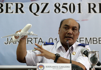 Soerjanto Tjahjono, der Chef des Komitees für Transportsicherheit, spricht mit einem Flugzeugmodel in der Hand auf einer Pressekonferenz in Jakarta am Dienstag.