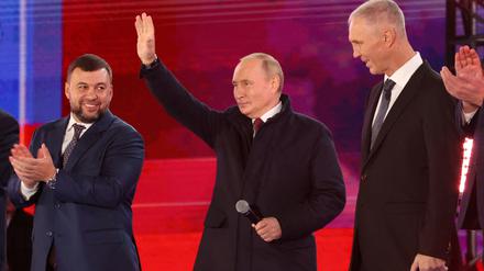 Wladimir Putin mit den Regierungsführern der von Russland annektierten Regionen. 