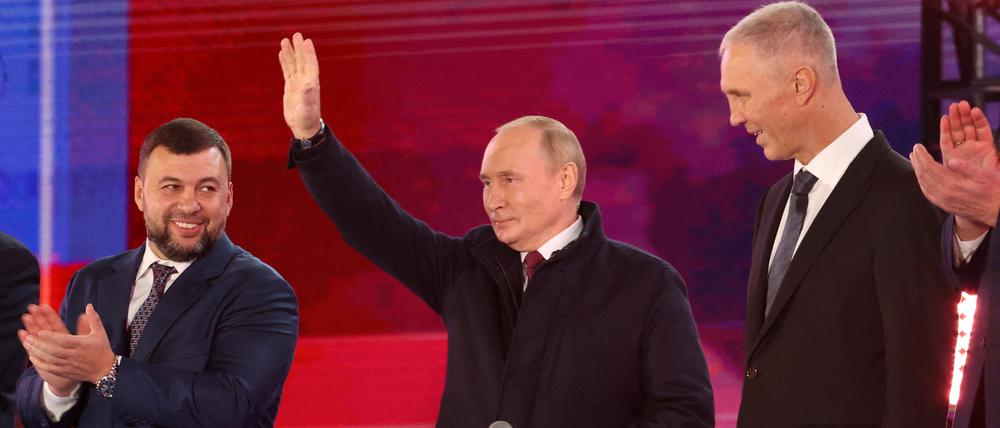 Wladimir Putin mit den Regierungsführern der von Russland annektierten Regionen. 
