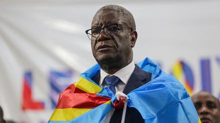 Der Gynäkologe und Aktivist Denis Mukwege, der 2018 für seinen fast zwei Jahrzehnte langen Kampf gegen sexuelle Gewalt den Friedensnobelpreis erhielt, steht mit einer Nationalflagge umhüllt, nachdem er seine Kandidatur für die Präsidentschaftswahlen im Kongo (Dezember 2023) bekannt gegeben hatte.