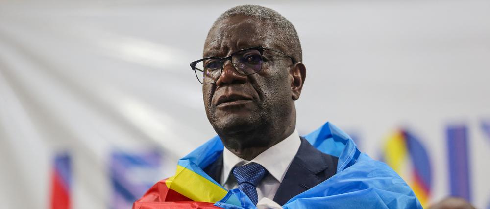 Der Gynäkologe und Aktivist Denis Mukwege, der 2018 für seinen fast zwei Jahrzehnte langen Kampf gegen sexuelle Gewalt den Friedensnobelpreis erhielt, steht mit einer Nationalflagge umhüllt, nachdem er seine Kandidatur für die Präsidentschaftswahlen im Kongo (Dezember 2023) bekannt gegeben hatte.