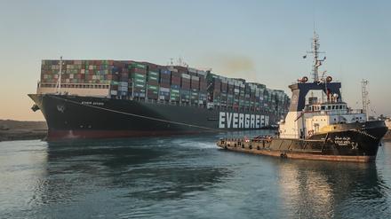 ARCHIV: Schlepper arbeiten an der Freisetzung des auf Grund gelaufenen Containerschiffs «Ever Given» im Suezkanal.
