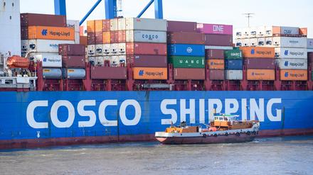 Das Containerschiff „Xin Lian Yun Gang“ der Reederei Cosco Shipping liegt am Containerterminal Tollerort