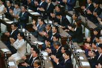 Applaus im japanischen Parlament nach der Verabschiedung der neuen Militärdoktrin, die Auslandseinsätze der Streitkräfte ermöglicht.