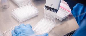 Forscher in einem Labor des Jenner-Instituts, der an dem von AstraZeneca und der Universität Oxford entwickelten Coronavirus-Impfstoff arbeitet. 