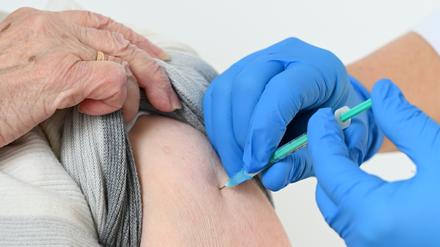 Eine Seniorin bekommt im Impfzentrum des Landkreises Kassel eine Impfung gegen Covid-19.  Die Ständige Impfkommission (Stiko) empfiehlt nur noch bestimmten Gruppen Auffrischimpfungen, vorzugsweise im Herbst und ähnlich wie beim Grippeschutz. 