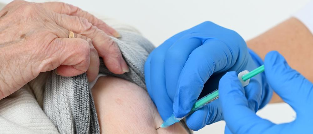 Eine Seniorin bekommt im Impfzentrum des Landkreises Kassel eine Impfung gegen Covid-19.  Die Ständige Impfkommission (Stiko) empfiehlt nur noch bestimmten Gruppen Auffrischimpfungen, vorzugsweise im Herbst und ähnlich wie beim Grippeschutz. 