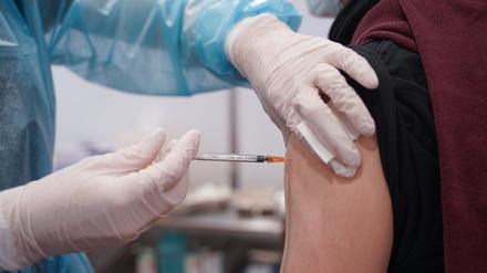 Der angepasste Corona-Impfstoff ist seit 18. September in den Arztpraxen verfügbar.