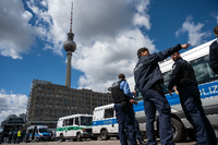 Polizisten und Polizeiautos stehen auf dem Alexanderplatz, wo es am Samstag zu verschiedenen Demonstrationen kommen soll.