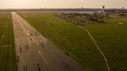 Sonnenuntergangs auf dem Tempelhofer Feld, wo seit 2008 keine Flugzeuge mehr starten und landen. 