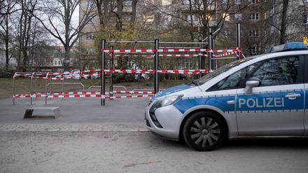Ein Polizeiauto steht vor einer Absperrung (Symbolbild).