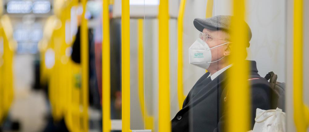 Ein Mann sitzt mit FFP2-Maske in der U-Bahn. In Berlin ist das im ÖPNV vorgeschrieben. 