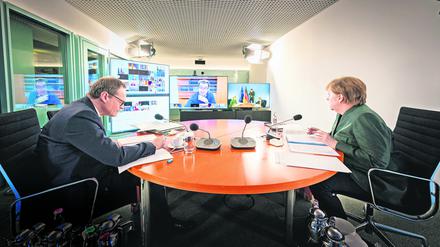 Die damalige Bundeskanzlerin Angela Merkel (CDU) und Michael Müller (SPD), der frühere Regierender Bürgermeister von Berlin, bei einer Videokonferenz im Jahr 2021. 
