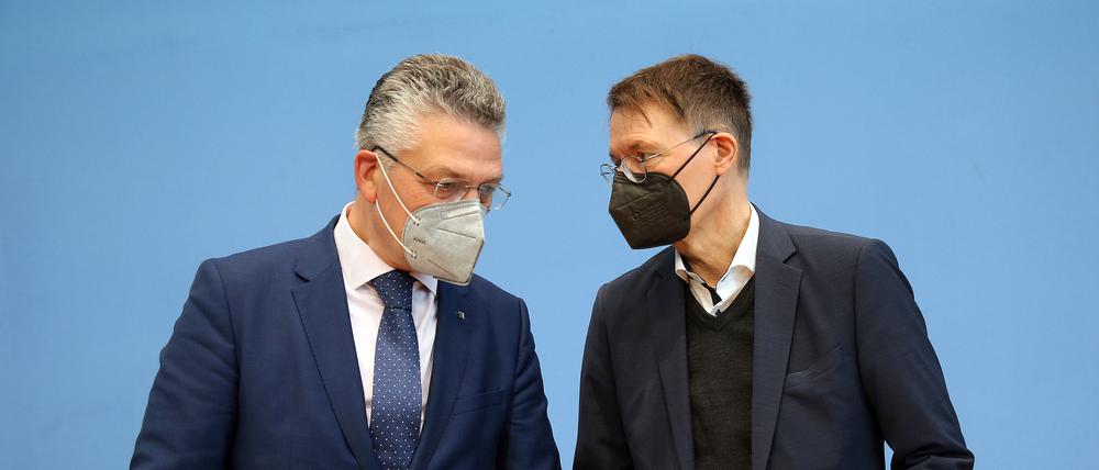Lothar Wieler (l.), Chef des Robert Koch-Instituts, und Karl Lauterbach (SPD), Bundesgesundheitsminister, am Freitag im Haus der Bundespressekonferenz.